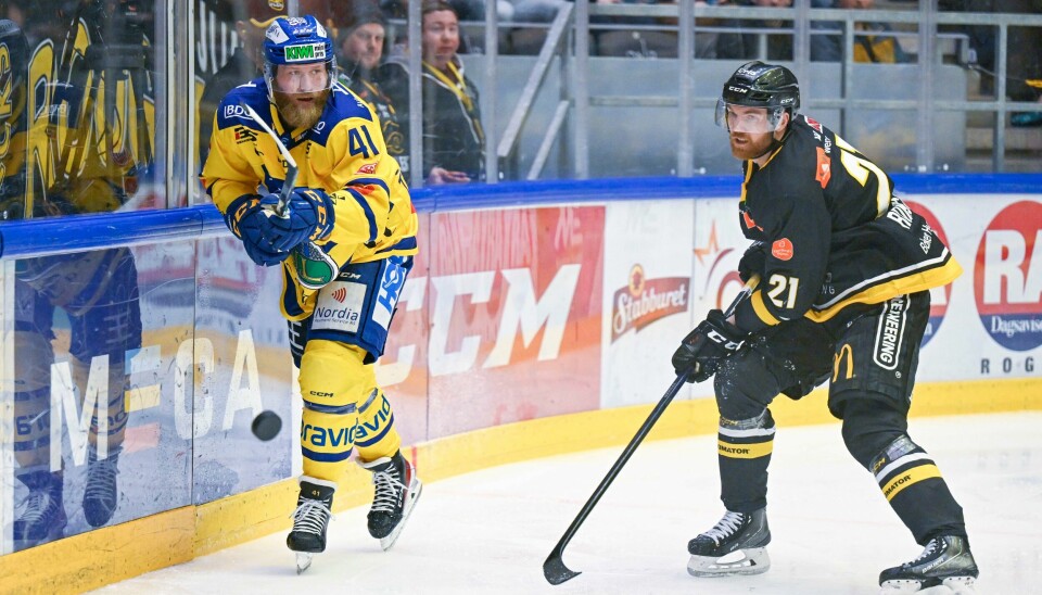 Patrick Thoresen og Storhamar leder kampen om byttå 2-0 etter to kamper mot Daniel Rokseth og Oilers. Patrick Thoresen i duell med Oilers-spiller Daniel Bøen Rokseth.Foto: Carina Johansen / NTB