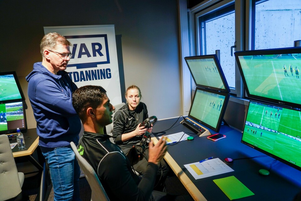 VAR-dommer Usman Aslam (nærmest) og assisterende VAR-dommer Linda Andresen (t.h.) sammen med dommersjef i Norges Fotballforbund Terje Hauge i det nye VAR-rommet på Holbergs plass i Oslo. VAR-dommer Usman Aslam (nærmest) og assisterende VAR-dommer Linda Andresen (t.h.) sammen med dommersjef i Norges Fotballforbund Terje Hauge i det nye VAR-rommet i Oslo sentrum. Foto: Erik Flaaris Johansen / NTB