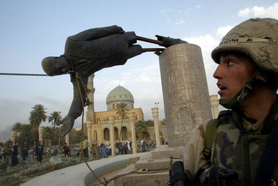 Statuen av Saddam Hussein ble revet 9. april 2003. Statuen av Saddam Hussein ble revet 9. april 2003.