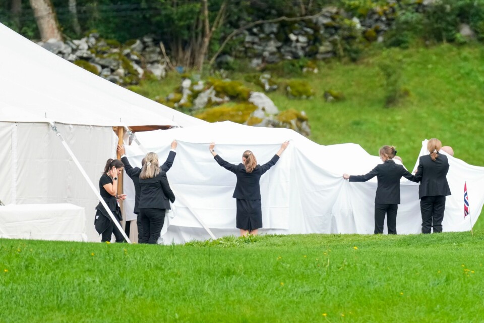 Prinsesse Märtha Louise ble skjult bak hvite laken da hun ankom bryllupsteltet på Vinjevollen i Geiranger. Prinsesse Märtha Louise ble skjult bak hvite laken da hun ankom bryllupsteltet på Vinjevollen i Geiranger.