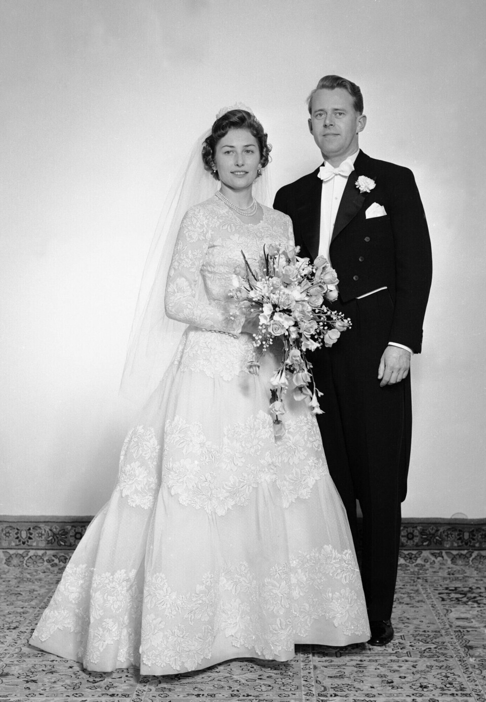 Prinsesse Astrid giftet seg med Johan Martin Ferner i 1961. Her poserer brudeparet på Skaugum etter vielsen. Prinsesse Astrid giftet seg med Johan Martin Ferner i 1961. Her poserer brudeparet på Skaugum etter vielsen.
