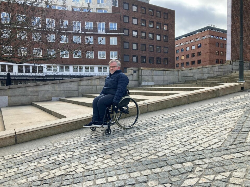 Cato Lie foretrekker å rygge når han skal komme seg opp bakken til hovedinngangen på rådhuset i Oslo fordi den er bratt og brosteinsbelagt. – Da blir det litt mindre slitsomt for en med manuell rullestol, forteller Lie. Cato Lie foretrekker å rygge når han skal komme seg opp bakken til hovedinngangen på rådhuset i Oslo fordi den er bratt og brosteinsbelagt. – Da blir det litt mindre slitsomt for en med manuell rullestol, forteller Lie.