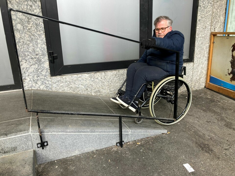 Noen ganger holder det ikke med gode intensjoner. – Denne rampen innebærer bare en marginal forbedring. Den er så bratt at her kommer jeg med ikke opp alene, sier Cato Lie. Noen ganger holder det ikke med gode intensjoner. – Denne rampen innebærer bare en marginal forbedring. Den er så bratt at her kommer jeg med ikke opp alene, sier Cato Lie.
