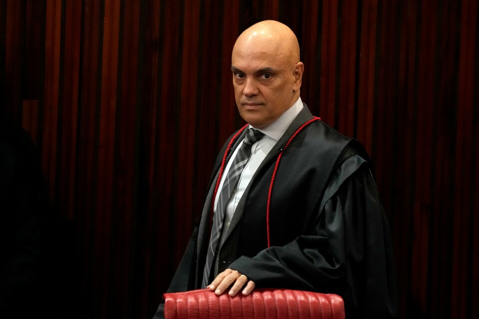 Striden mellom milliardæren Elon Musk og den brasilianske høyesterettsdommeren Alexandre de Moraes (bildet) fortsetter. Moraes har beordret X stengt og har frosset Starlinks bankkontoer i Brasil. Striden mellom milliardæren Elon Musk og den brasilianske høyesterettsdommeren Alexandre de Moraes (bildet) fortsetter. Moraes har beordret X stengt og har frosset Starlinks bankkontoer i Brasil. Foto: AP / NTB