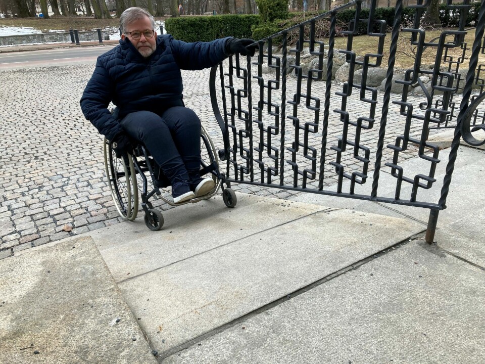Denne rampen fungerer heller ikke. Den er for bratt til at Cato Lie klarer å forsere den i sin manuelle rullestol. Denne rampen fungerer heller ikke. Den er for bratt til at Cato Lie klarer å forsere den i sin manuelle rullestol.