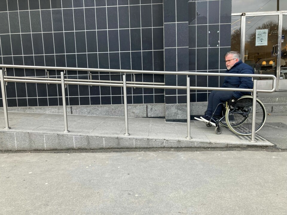 Her er derimot alt gjort på riktig måte. Hellingen er så slak at Cato Lie enkelt kommer seg til inngangsdøra i bygget. Her er derimot alt gjort på riktig måte. Hellingen er så slak at Cato Lie enkelt kommer seg til inngangsdøra i bygget.