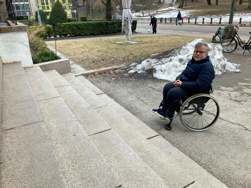 Trapper som denne i eldre bygg, stenger rullestolbrukere ute. – Vi i Funksjonshemmedes Fellesorganisasjon jobber for å få på plass en forskrift om universell utforming for eksisterende bygg, som også omfatter publikumsbygg i privat eie, forteller Cato Lie. Trapper som denne i eldre bygg, stenger rullestolbrukere ute. – Vi i Funksjonshemmedes Fellesorganisasjon jobber for å få på plass en forskrift om universell utforming for eksisterende bygg, som også omfatter publikumsbygg i privat eie, forteller Cato Lie.