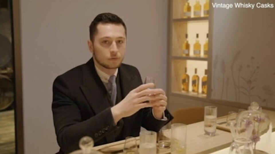 26 år gamle, Casey Alexander brukte en reklamevideo for å svindle flere pensjonister. Casey Alexander