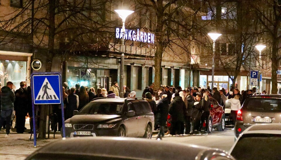 Lokalbefolkningen samler seg rundt åstedet der en mann omkom etter å ha blitt påkjørt i Kongens gate i Steinkjer natt til søndag. Lokalbefolkningen samler seg rundt åstedet der en mann omkom etter å ha blitt påkjørt i Kongens gate i Steinkjer natt til søndag.Foto: Lars Lilleby Macedo / NTB