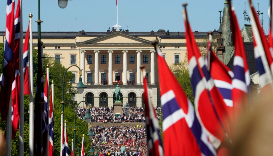 Karl Johan på 17. mai 2022. Karl Johan er fylt opp av folk mens et rekordlangt 17. mai-tog går opp til Slottet.Foto: Terje Bendiksby / NTB