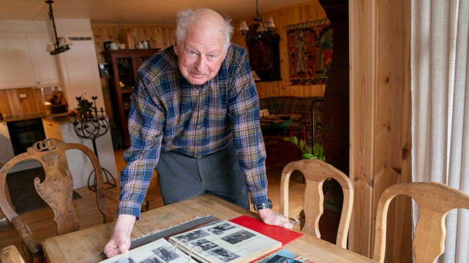 Thor Heyerdahl jr. blar gjennom private fotoalbum i 2019. Heyerdahl jr døde 30. august. Lillehammer 20190324.Thor Heyerdahl jr. blar gjennom private fotoalbum med bilder av en tam bjørnunge som het Peik som var kong Heyerdahls og kong Haralds lekekamerat i barndommen. Foto: Heiko Junge / NTB
