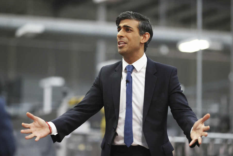 I forrige måned kunngjorde statsminister i Storbitania, Rishi Sunak at han ønsker å utvidet mulighetene for skoleturer mellom landet og Frankrike. Storbritannias statsminister Rishi Sunak svarer på spørsmål fra lokale bedriftseiere på en Coca-Cola-fabrikk i Lisburn i Nord-Irland. Foto: Liam McBurney / AP / NTB