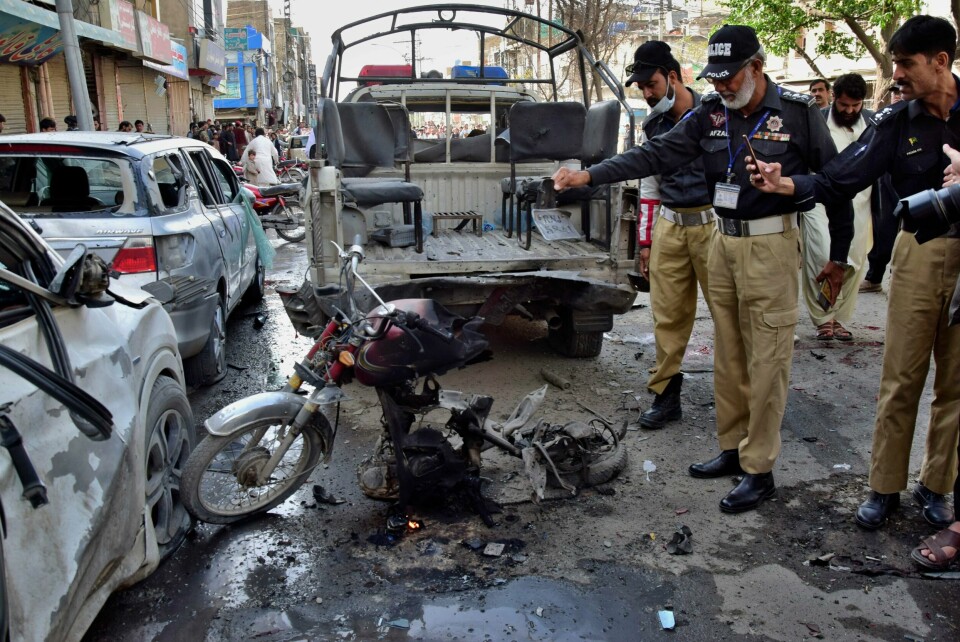 Politifolk undersøker åstedet i Quetta etter at en bombe på en motorsykkel eksploderte ved siden av en politibil. Politifolk undersøker åstedet i Quetta etter at en bombe på en motorsykkel eksploderte ved siden av en politibil. Foto: Arshad Butt / AP / NTB