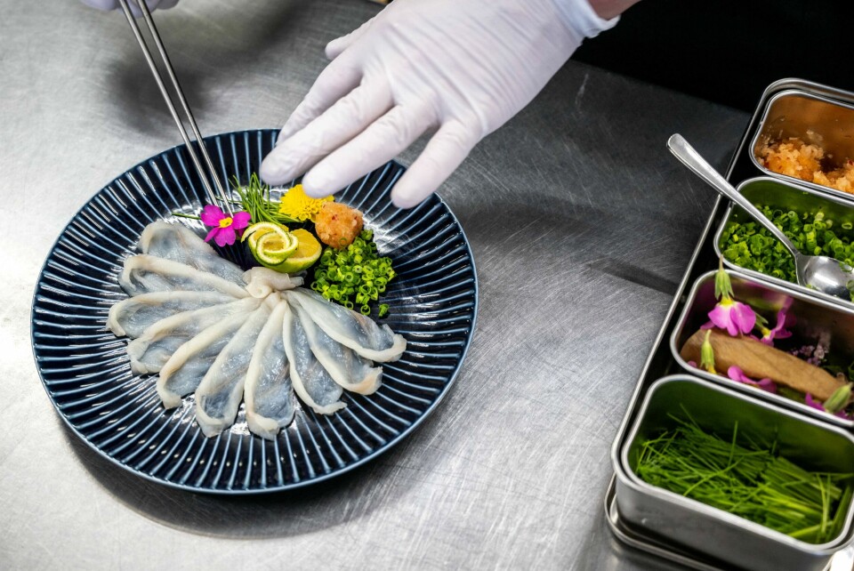 Kulefisk blir betraktet som en delikatesse i Øst-Asia. I Japan må kokker bestå en krevende eksamen for å få lov til tilberede fisken. Ekteparet fra Malaysia visste ifølge lokale myndigheter ikke at de hadde bestilt den giftige fisken. This photo taken on January 19, 2023 shows Yoshimasa Kanno, operator of the Minatoya hotel, handling slices of tiger puffer fish sashimi at his hotel in Soma city of Japan's Fukushima Prefecture. - The pufferfish filling fishermen's nets in Fukushima are a delicacy that can kill if wrongly prepared. To a community devastated by a 2011 nuclear disaster, however, they are also a lifeline. (Photo by Philip FONG / AFP) / To go with AFP story 'Japan-nuclear-environment-fishing-Fukushima', FOCUS by Harumi OZAWA