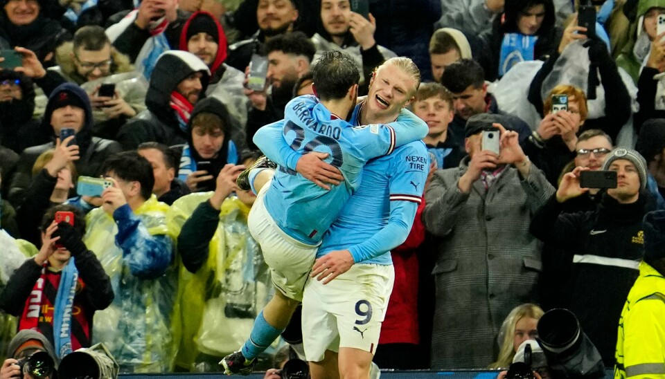 Bernardo Silva slenger seg rundt halsen til Erling Braut Haaland etter sistnevntes scoring tirsdag. Bernardo Silva slenger seg rundt halsen til Erling Braut Haaland etter sistnevntes scoring tirsdag. Foto: Jon Super / AP / NTB