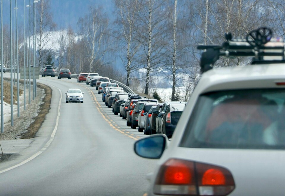 Fjorårets påsketrafikk mellom Fåvang og Tretten i Gudbrandsdalen. Også i år venter veitrafikksentralene og politiet stor påskeutfart onsdag før skjærtorsdag. 1. påskedag var det mye trafikk på E6 i Gudbrandsdalen. De fleste dro hjem da, tror flere av Statens vegvesens trafikkoperatører. Foto: Paul Kleiven / NTB