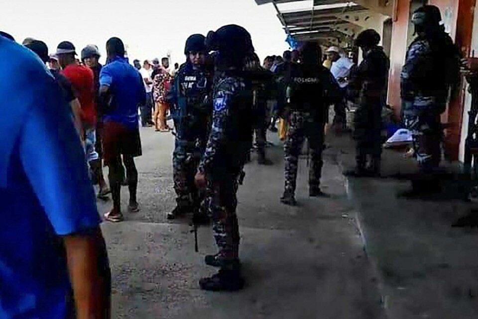 Mange ble drept da flere titalls personer stormet og skjøt mot et havneanlegg i Ecuador. This handout picture released by Ecuador's National Police shows members of the police guarding an artisanal fishing port in Esmeraldas, Ecuador, on April 11, 2023. - Nice people were killed after dozens of armed men arriving in boats opened fire at a port in northern Ecuador close to the Colombian border, the public prosecutor said on Tuesday. (Photo by Ecuador´s National Police / AFP) / RESTRICTED TO EDITORIAL USE - MANDATORY CREDIT 'AFP PHOTO / ECUADOR'S NATIONAL POLICE' - NO MARKETING NO ADVERTISING CAMPAIGNS - DISTRIBUTED AS A SERVICE TO CLIENTS