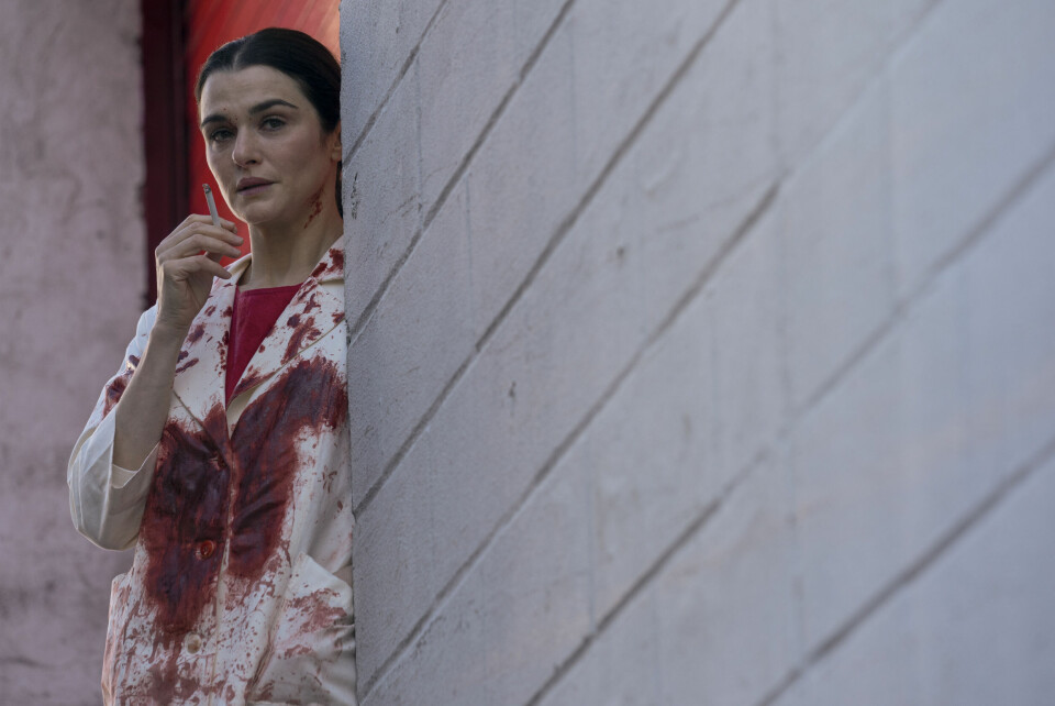Rachel Weisz spiller dobbeltrolle som tvillingene Beverly og Elliott i den nye dramaserien basert på David Cronenbergs gufne film fra 1988. Rachel Weisz spiller dobbeltrolle som tvillingene Beverly og Elliott i den nye dramaserien basert på David Cronenbergs gufne film fra 1988.