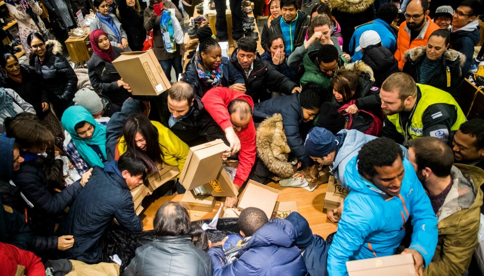 Hvis alle på Jorda skulle hatt samme forbruk som en gjennomsnittlig nordmann, ville vi trenge 3,4 jordkloder. Likevel vil stortingsflertallet ha enda høyere levestandard. Bildet viser kunder som kjemper om sko under Black Friday ved Norwegian Outlet i Vestby for noen år tilbake. Hvis alle på Jorda skulle hatt samme forbruk som en gjennomsnittlig nordmann, ville vi trenge 3,4 jordkloder, konstaterer FN-sambandet. Likevel vil stortingsflertallet ha enda høyere levestandard. Bildet viser kunder som kjemper om sko under Black Friday ved Norwegian Outlet i Vestby for noen år tilbake.