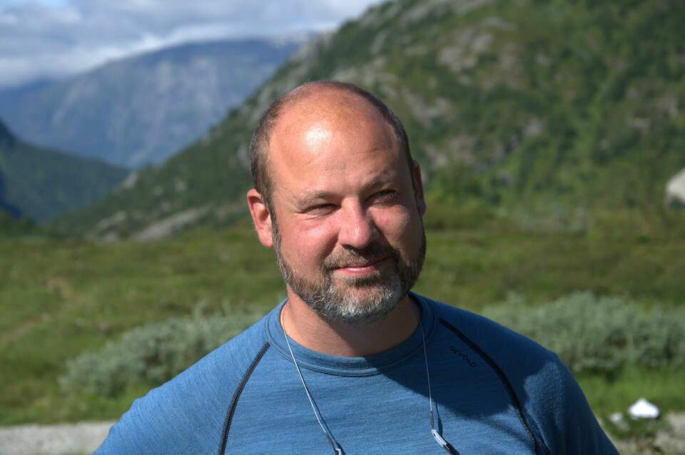 Tom Christian Oehmichen Alnæs, styreleder i Christianslund borettslag Mann med blå genser ute i naturen.