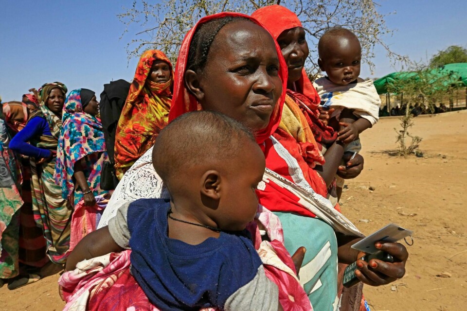 Klimakamp er kvinnekamp, og klimarettferdighet er en forutsetning for likestilling, skriver innleggsforfatterne. Bildet viser sudanske kvinner og barn i matkø i en flyktningleir i Darfur. Flyktninger, Sudan