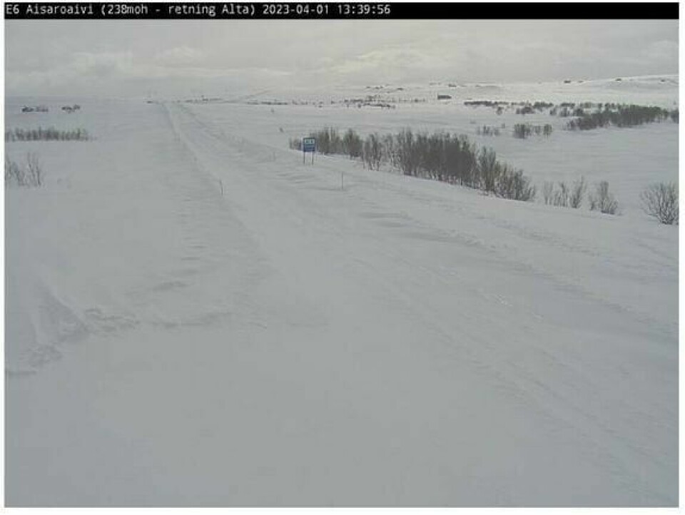 E6 over Kvænangsfjellet har vært stengt siden torsdag ettermiddag på grunn av skred og skredfare. Eneste omkjøringsmulighet er en lang omvei via Finland. Flere dager med uvær etterfulgt av sterk sol har ført til et forferdelig døgn for den nordlige landsdelen. E6 over Kvænangsfjellet i Finnmark har vært stengt siden torsdag ettermiddag på grunn av skred og skredfare. Foto: Statens vegvesens webkamera / NTB