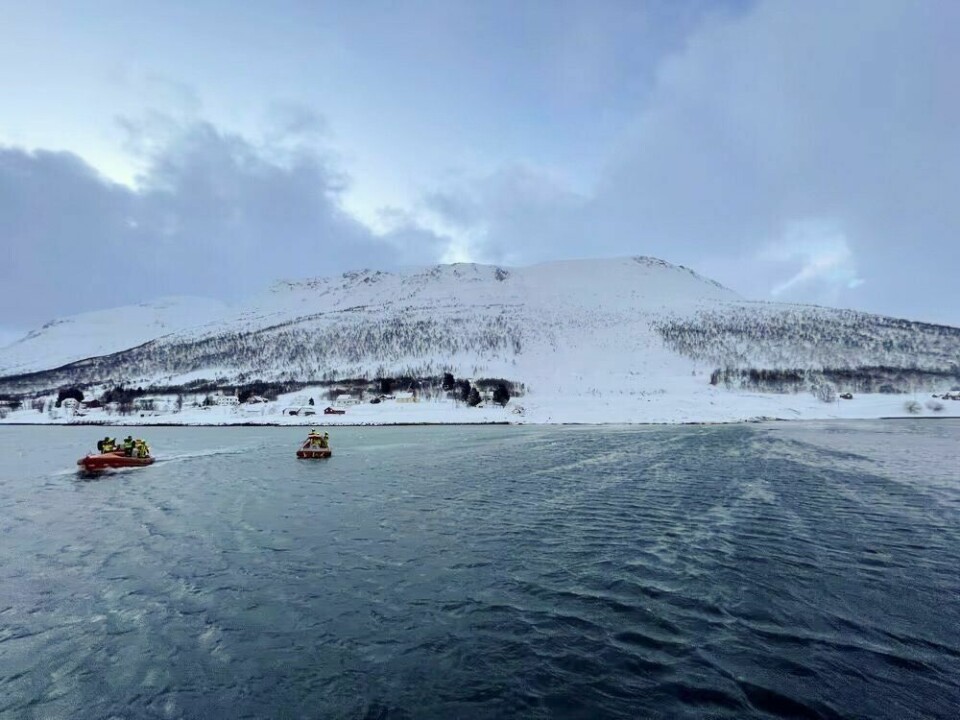 To personer omkom i et snøskred på Reinøya i Troms fredag ettermiddag. Nødetatene og myndigheter ber folk være varsomme og ikke ferdes i fjellet. To personer er bekreftet omkommet etter et snøskred på Reinøya i Troms.Foto: Redningsselskapet/RS 152 Bergesen d.y. / NTB