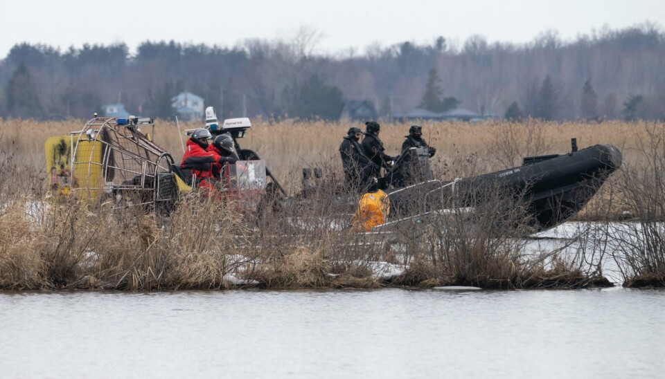 Politifolk og dykkere leter etter flere som kan være savnet etter at en småbåt med migranter kantret på grensa mellom Canada og USA. Politifolk og dykkere leter etter flere som kan være savnet etter at en småbåt med migranter kantret på grensa mellom Canada og USA. Foto: The Canadian Press / AP / NTB