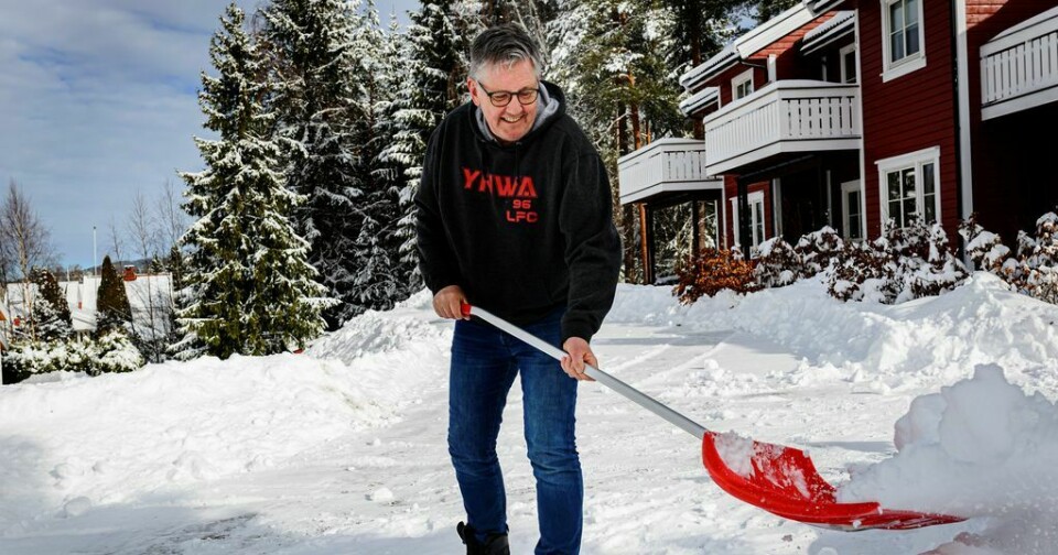 Joar Haug er i dag 64 år, pensjonert fengselsbetjent og jobber 50 prosent som bussjåfør med skolekjøring. Snømåkeformen er det heller ikke noe å si på. Joar Haug er i dag 64 år, pensjonert fengselsbetjent og jobber 50 prosent som bussjåfør med skolekjøring. Snømåkeformen er det heller ikke noe å si på.