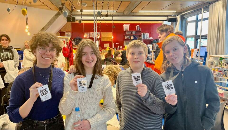 Torsdag ettermiddag var de samlet på Verkstedet på Sølvberget for å lage hettegenserne. De kunne selv få velge hvilken farge navnet deres skulle trykkes i. De får også sine egne crew-kort og hettegensere med navn og logo. Fra venstre: Ona Bernaus Puig, Aina Bernaus Puig, Mikkel Honoré, Teo Furenes. Ungdomsfestival Sølvberget