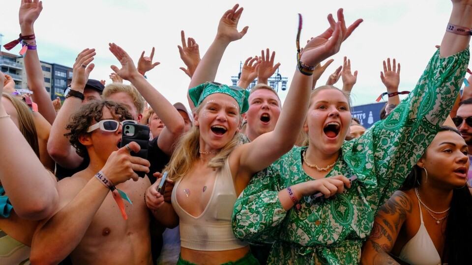Festivalsommeren 2023 står for døren, og også denne sommeren kan man gå tørrskodd fra festival til festival, med noen av de største norske og internasjonale artistene på scenene. Her publikum på Slottsfjell i fjor. Slottsfjell