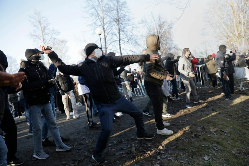 Motdemonstranter kastar sten i Sveaparken i Örebro etter at Rasmus Paludan ville brenne Koranen. Motdemonstranter kastar sten i Sveaparken i Örebro etter at Rasmus Paludan ville brenne Koranen.