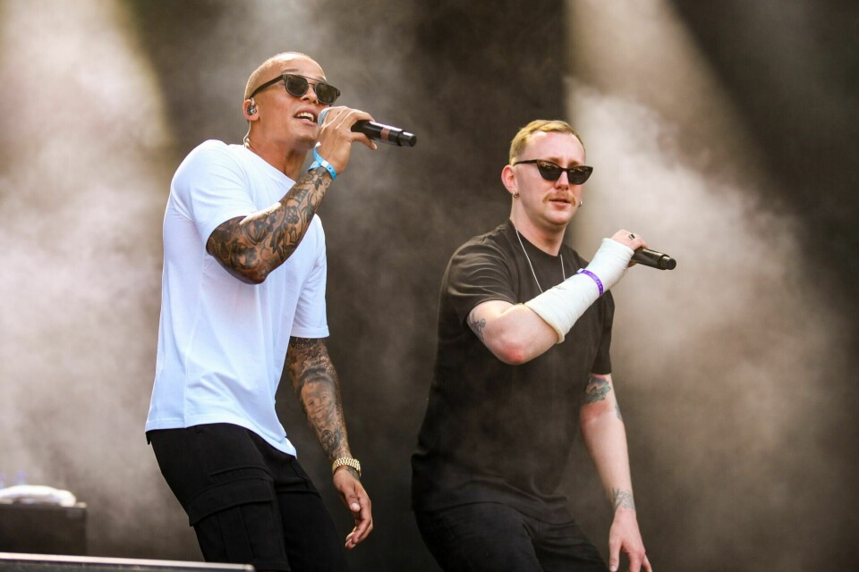 Kamelen og «hypeman» Adrian Christopher Rendell vil dra Norge rundt, blant annet til Jugenfest. Kamelen