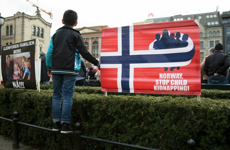I land som Russland og Polen står nasjonal-konservative grupperinger bak organiserte protester mot det norske barnevernet. I land som Russland og Polen står nasjonal-konservative grupperinger bak organiserte protester mot det norske barnevernet.
