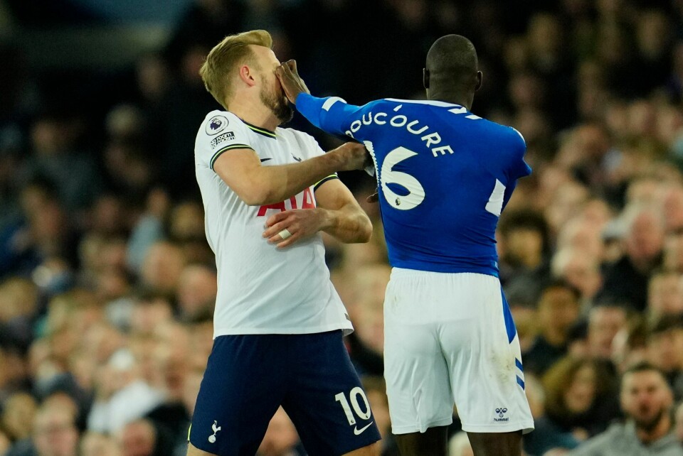 Tottenhams Harry Kane får seg en trykk av Evertons Abdoulaye Doucouré. Midtbanespilleren ble sendt i dusjen. Tottenhams Harry Kane får seg en trykk av Evertons Abdoulaye Doucouré. Midtbanespilleren ble sendt i dusjen. Foto: Jon Super / AP / NTB