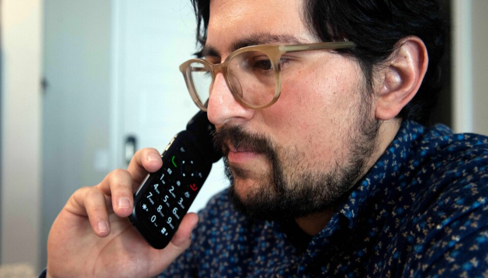 Jose Briones (27) sluttet å bruke smarttelefoner i 2019, og gikk over til det som kalles dumbphone. Jose Briones (27) sluttet å bruke smarttelefoner i 2019, og gikk over til det som kalles dumbphone.