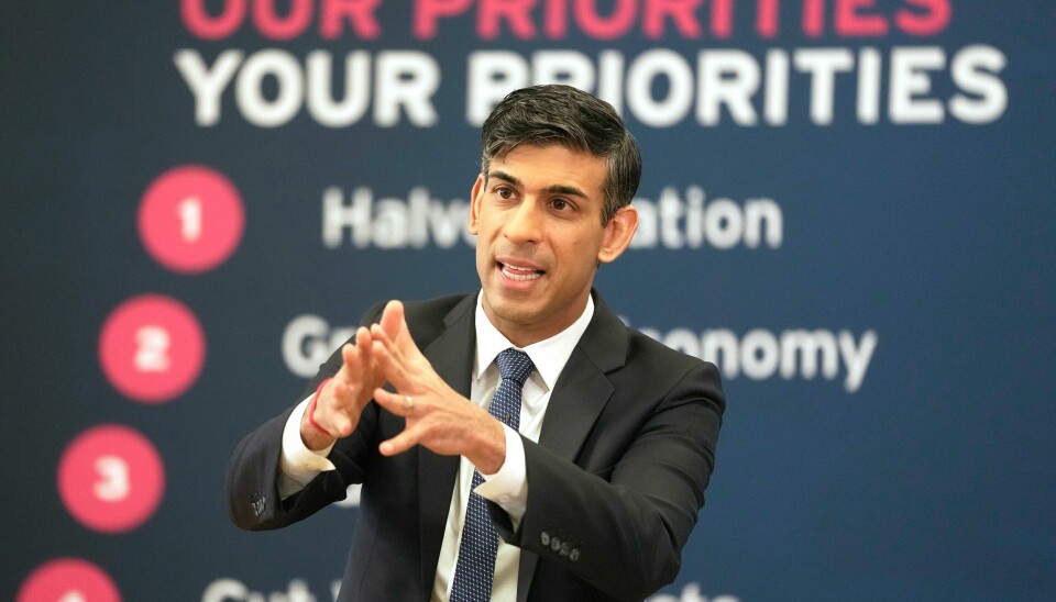 Storbritannias statsminister Rishi Sunak vil ha ned utgiftene til bosetting av asylsøkere, og foreslår å ta i bruk blant annet brakkebygg og lektere. Menneskerettsorganisasjoner mener forslaget er uverdig. Storbritannias statsminister Rishi Sunak vil ha ned utgiftene til bosetting av asylsøkere, og foreslår å ta i bruk blant annet brakkebygg og lektere. Menneskerettsorganisasjoner mener forslaget er uverdig. Foto: Kin Cheung / AP / NTB