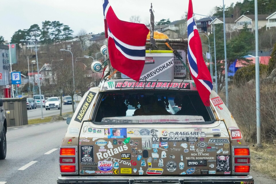 Tradisjon tro samler flere nordmenn seg i Strömstad skjærtorsdag og kjører rundt i byen. Tradisjon tro samler flere nordmenn seg i Strömstad skjærtorsdag og kjører rundt i byen. Foto: Terje Bendiksby / NTB
