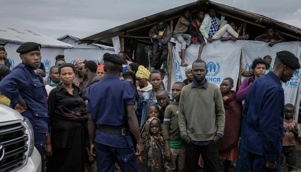 Mennesker ser på mens representanter fra FNs sikkerhetsråd beøsker en leir for internt fordrevne i Goma, øst i DR Kongo, 12, mars i år. Mennesker ser på mens representanter fra FNs sikkerhetsråd beøsker en leir for internt fordrevne i Goma, øst i DR Kongo, 12, mars i år.