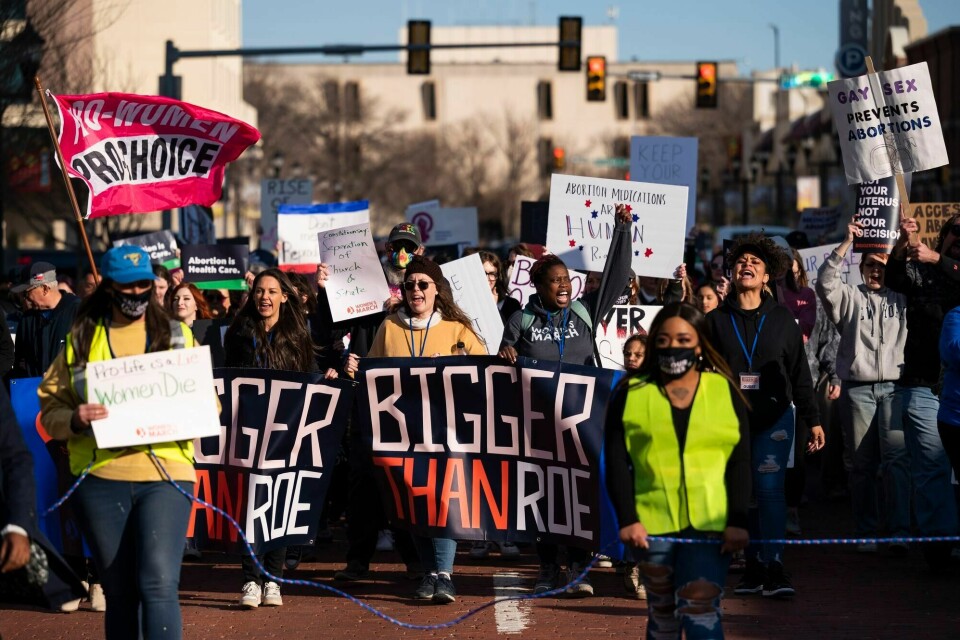 Striden rundt abortpiller har vekket sterke reaksjoner. Folk demonstrerte mot forsøket på å forby abortpillen mifepriston i februar i Amarillo, Texas. Striden rundt abortpiller har vekket sterke reaksjoner. Folk demonstrerte mot forsøket på å forby abortpillen mifepriston i februar i Amarillo, Texas.