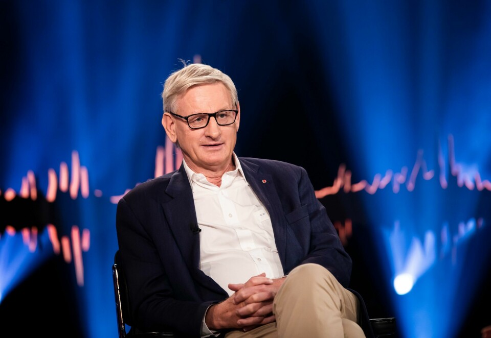 Sveriges tidligere statsminister Carl Bildt gjester Litteraturhuset Fredrikstad under dokumentarfestivalen Kontrast i april. Her som gjest hos Skavlan på TV 2 for tre år siden. Gjest hos Skavlan på TV 2: Det skulle en coronapandemi til for å sette den stadig flygende Carl Bildt på bakken. Sveriges tidligere statsminister etterlyser mer internasjonalt samarbeid i krisen.