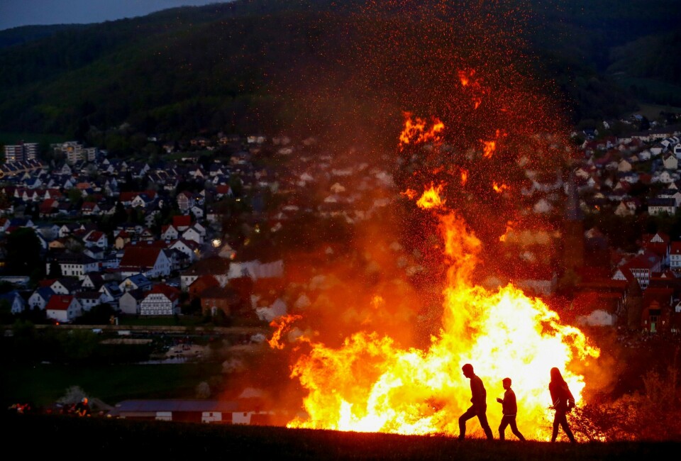PÅSKEBÅL: Bålbrenning i påsken er en stor begivenhet i enkelte områder i Nord-Tyskland. Allerede i førkristen tid brant man bål som beskyttelse mot onde makter. PÅSKEBÅL: Bålbrenning i påsken er en stor begivenhet i enkelte områder i Nord-Tyskland. Allerede i førkristen tid brant man bål som beskyttelse mot onde makter. Foto: Thilo Schmuelgen / Reuters