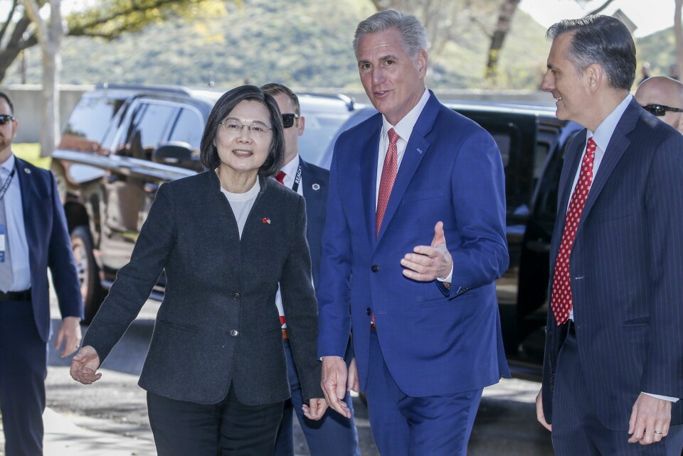 Kevin McCarthy ønsket Taiwans president Tsai Ing-wen velkommen til det historiske møtet i California. Kevin McCarthy ønsket Taiwans president Tsai Ing-wen velkommen til det historiske møtet i California. Foto: Ringo H.W. Chiu / AP / NTB