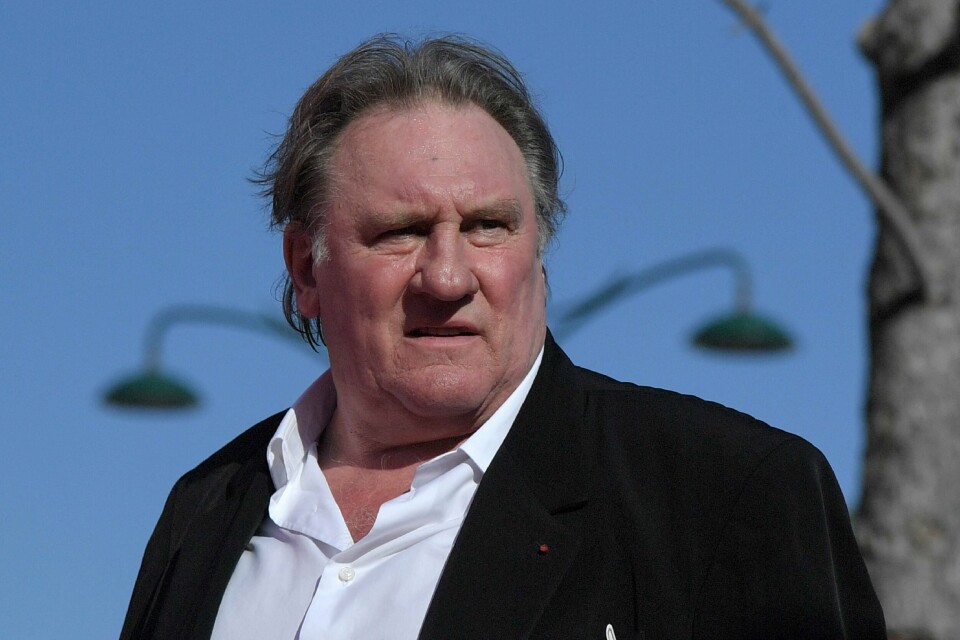 Gjennom sitt advokatfirma uttaler Gérard Depardieu at han benekter alle anklagene fra kvinnene. (FILES) In this file photo taken on September 5, 2017, French actor Gerard Depardieu arrives for the screening of the restored version of the movie 'Novecento - Atto Primo' by Bernardo Bertolucci, presented as part of Venice Classics selection at the 74th Venice Film Festival at Venice Lido. - French actor Gerard Depardieu has been charged with rape and sexual assault allegedly committed in 2018 against an actress in her 20s, a judicial source told AFP on February 23, 2021. A first probe of the rape accusations against Depardieu, 72, was dropped for lack of evidence but later reopened, leading to criminal charges filed in December, the source said. (Photo by Tiziana FABI / AFP)