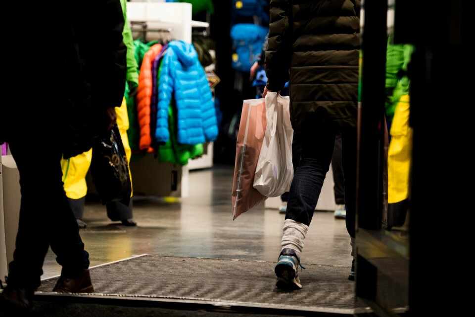 «Vi kvitter oss med opptil 13 kilo klær i året, og noen plagg brukes så få som 7-8 ganger», skriver innleggsforfatterne.
