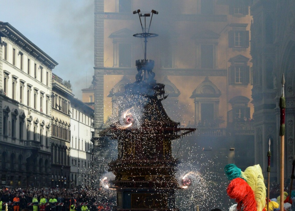 I Firenze trekkes en vogn med fyrverkeri gjennom gatene på første påskedag. I Firenze trekkes en vogn med fyrverkeri gjennom gatene på første påskedag.