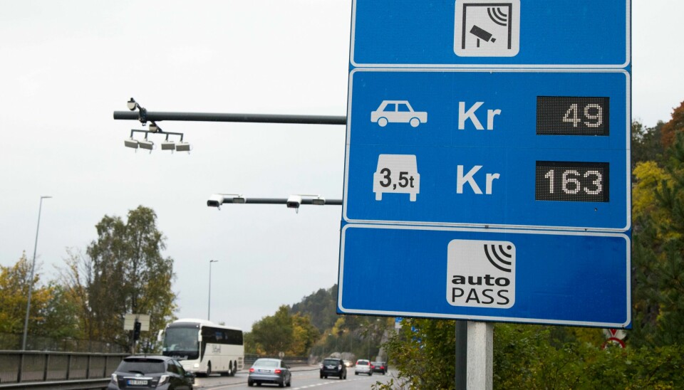 Det nye bompengegebyret fra bombrikkeutstederen Flyt ble først stemplet ulovlig av samferdselsmyndighetene. Nå sier Vegdirektoratet ja til gebyret. Det nye bompengegebyret fra bombrikkeutstederen Flyt ble først stemplet ulovlig av samferdselsmyndighetene. Nå sier Vegdirektoratet ja til gebyret. Foto: Heiko Junge / NTB