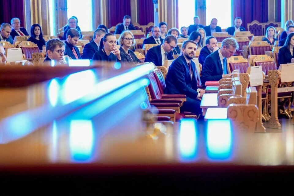 Stortingspolitikerne sitter fylkesvis, men uten at for eksempel Rogalandsbenken har den samme politiske betydningen som før. Ytterst i venstre bildekant har Roy Steffensen (Frp) og Hadia Tajik (Ap) satt seg til rette på Rogalandsbenken under en muntlig spørretime. leder