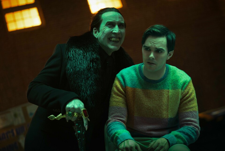 Nicolas Cages spiller drømmerollen som Dracula i «Renfield», her med Nicholas Hoult i tittelrollen som assistenten til mørkets fyrste. «Renfield»