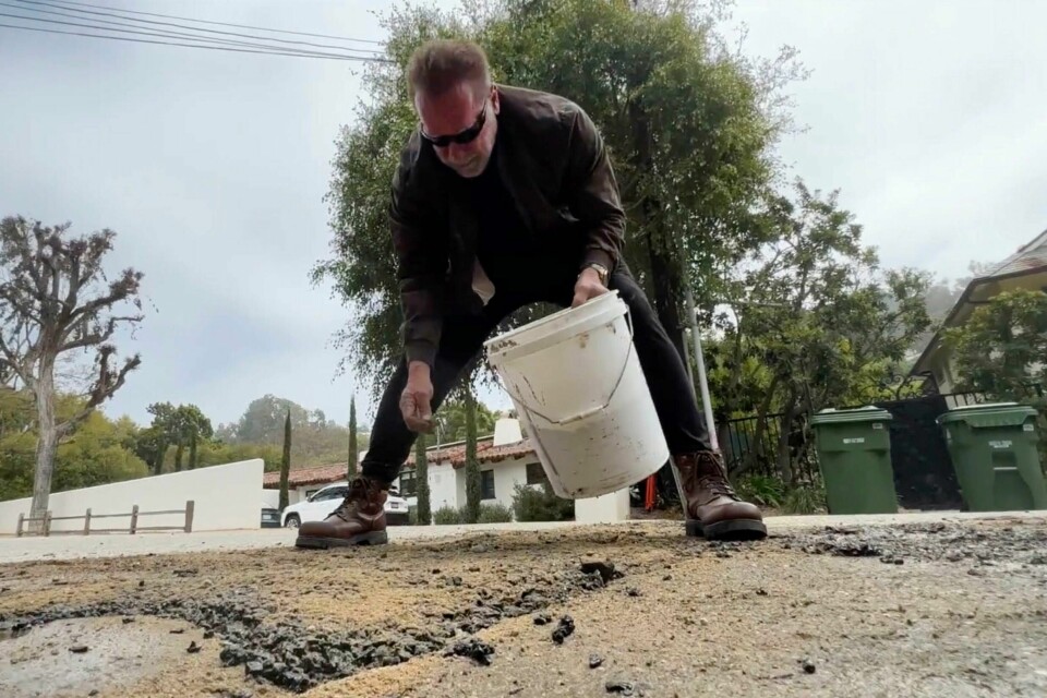 Arnold tok grep. Terminatoren gjorde kort prosess og tettet hullet, fremfor å klage på at ikke noe ble gjort. Foto: Arnold Schwarzeneggers kontor / AP / NTB